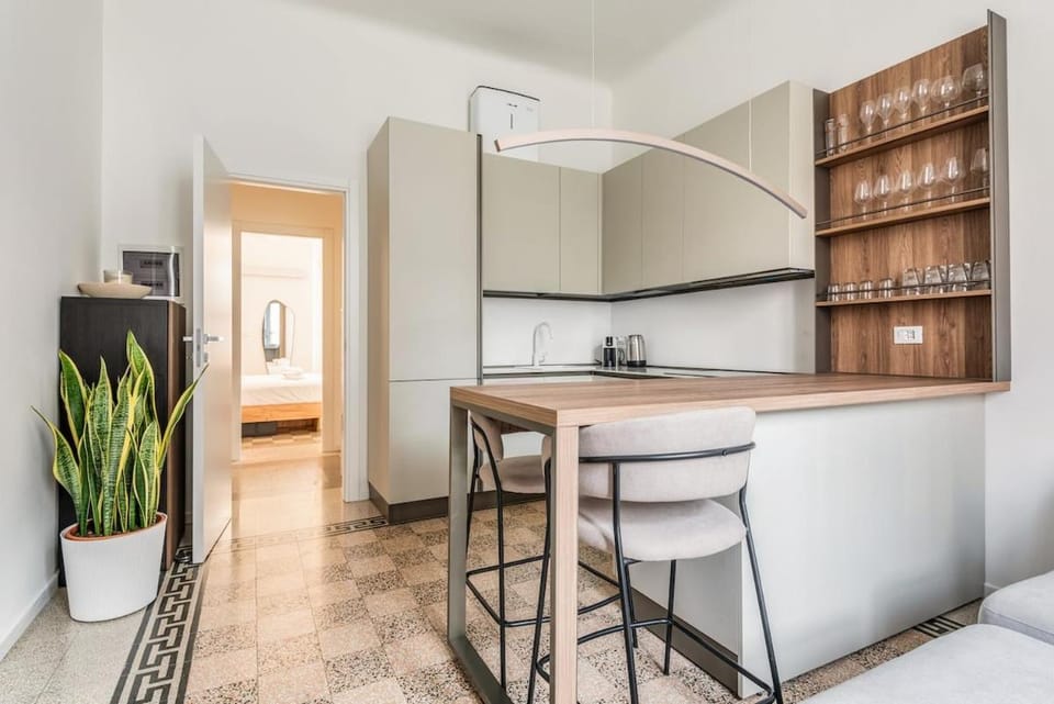 Bright Design Room A-C Work Desk Blue Metro3 Apartment in Milan