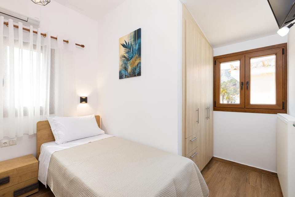 Bed, TV and multimedia, Photo of the whole room, Bedroom