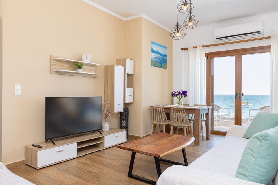 Communal lounge/ TV room, TV and multimedia, Living room, Seating area, Dining area