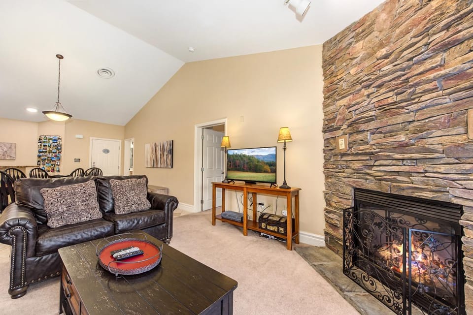 TV and multimedia, Living room, Seating area, Dining area, fireplace
