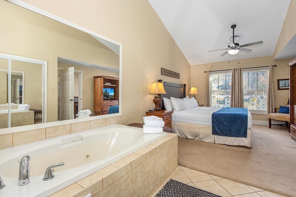 Bed, Day, Hot Tub, TV and multimedia, Bedroom, Mountain view, Bath, furniture, towels