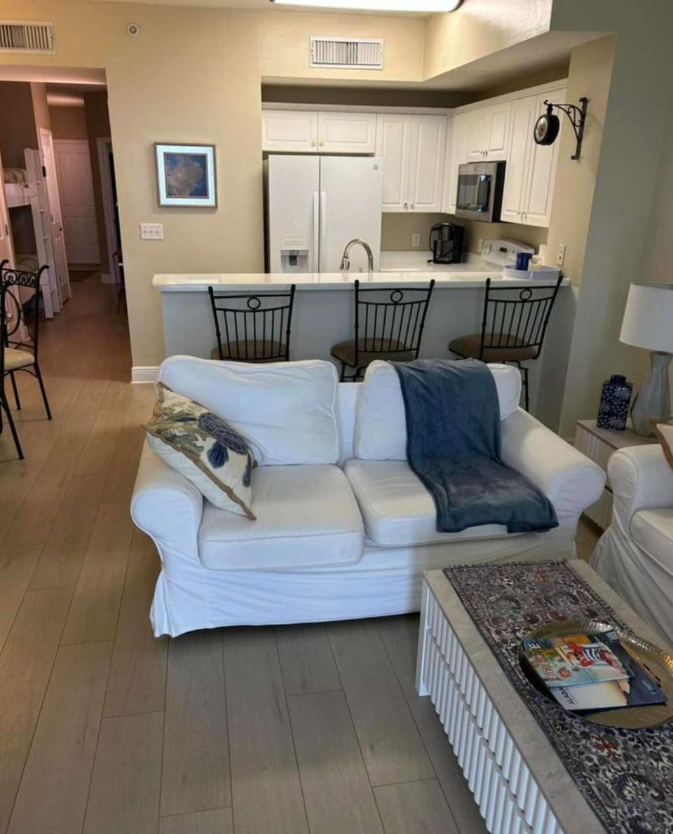 Spacious gulf front condo near beaches and shopping Apartment in Panama City Beach