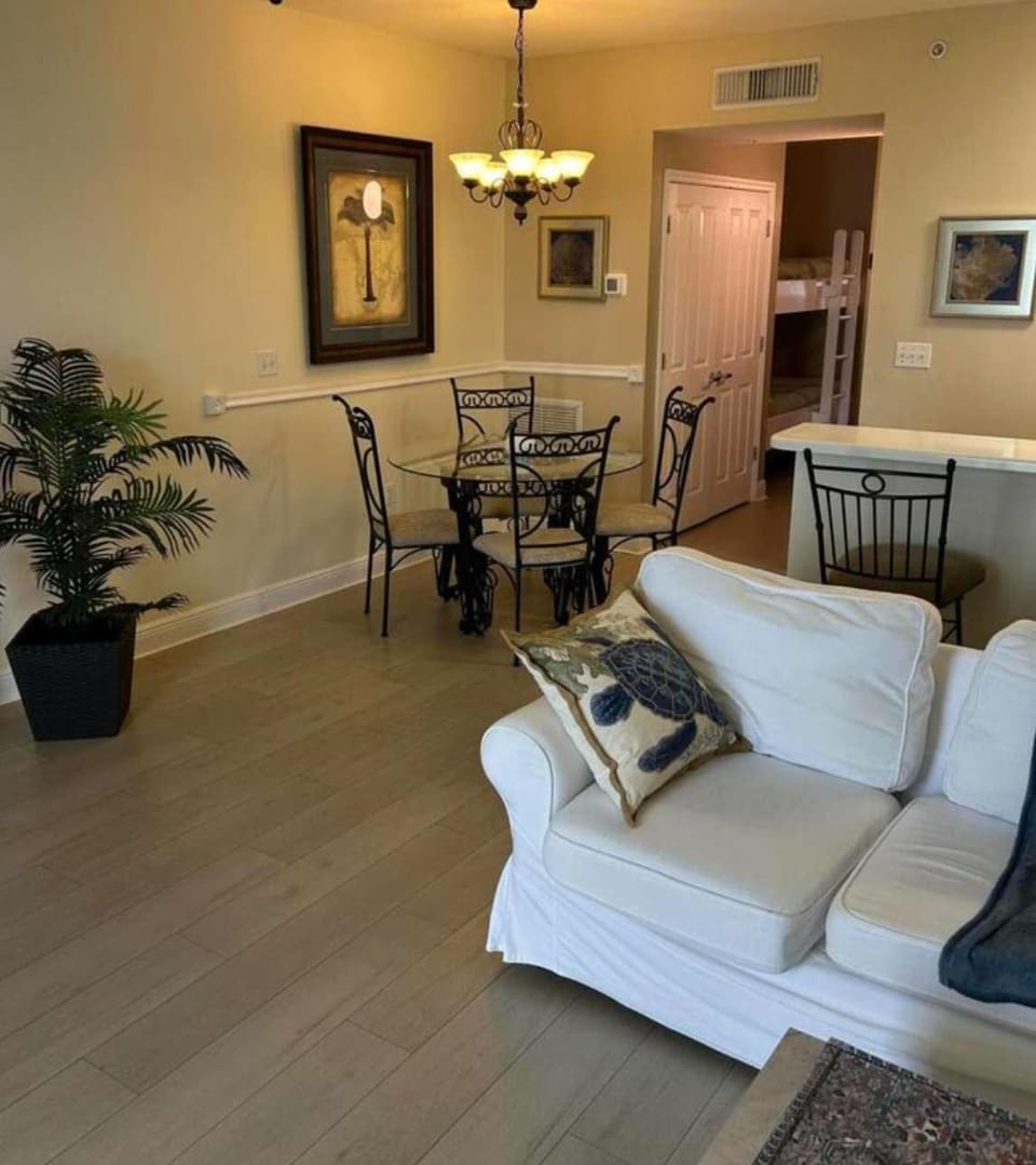 Spacious gulf front condo near beaches and shopping Apartment in Panama City Beach