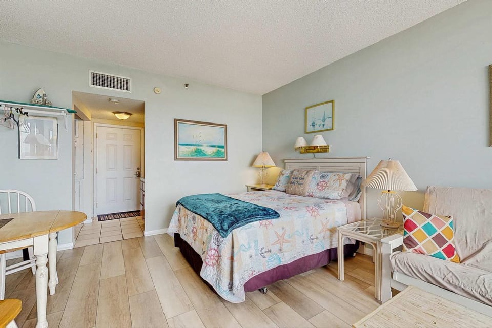 Coastal condo with shared pool beaches shopping Apartment in Fort Walton Beach