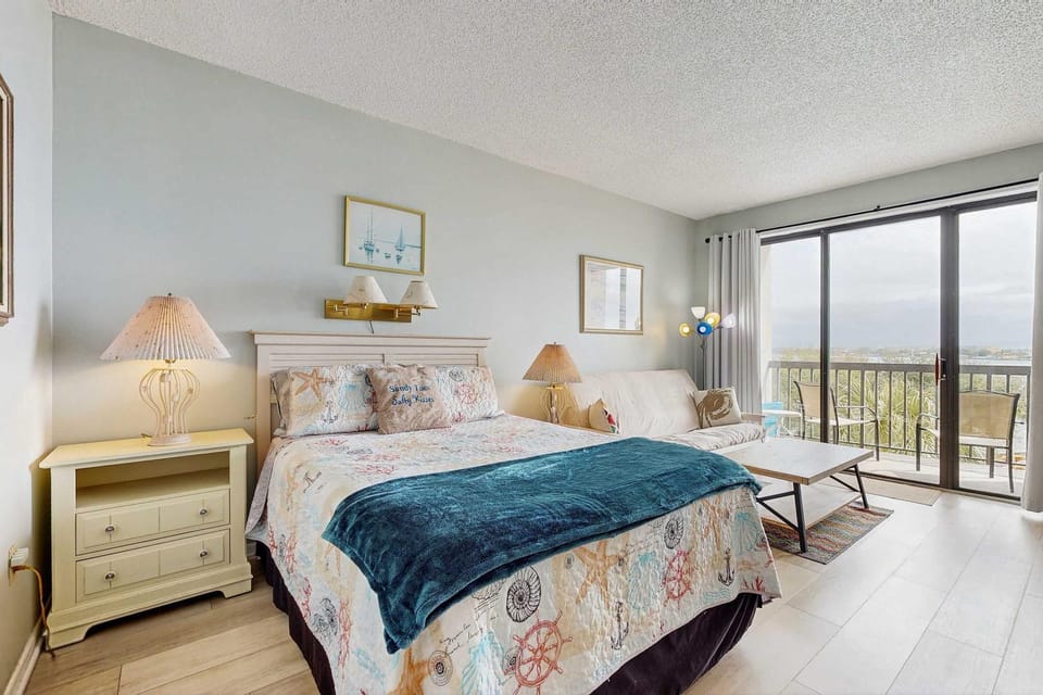 Coastal condo with shared pool beaches shopping Apartment in Fort Walton Beach