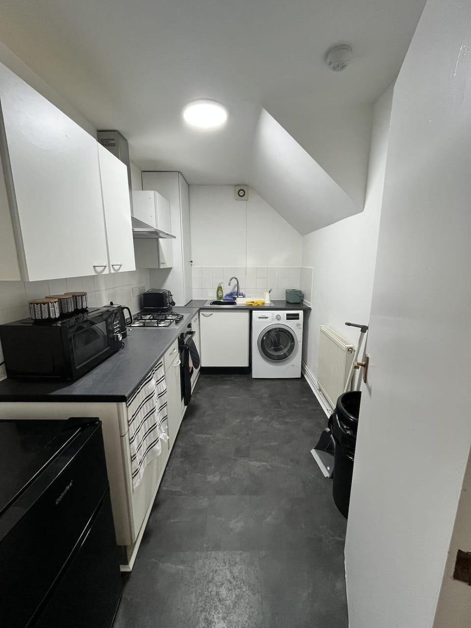 Kitchen or kitchenette, oven, toaster, washing machine, dryer