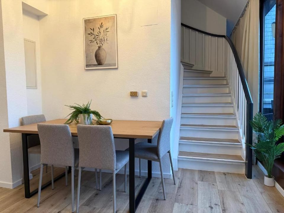 Seating area, Dining area