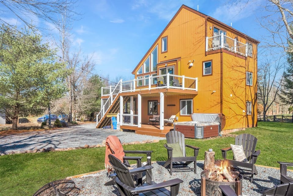 Hot TubFirepitGame RoomSleeps 12Near Lake House in Tunkhannock Township