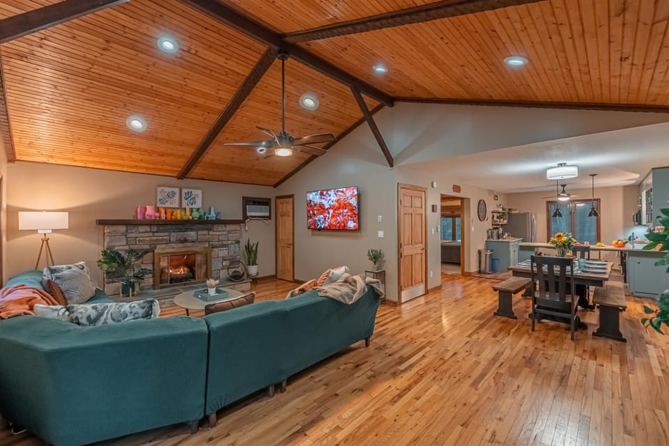 BEST GameRoom & Kids Bedroom! Hot Tub & FirePit House in Tunkhannock Township