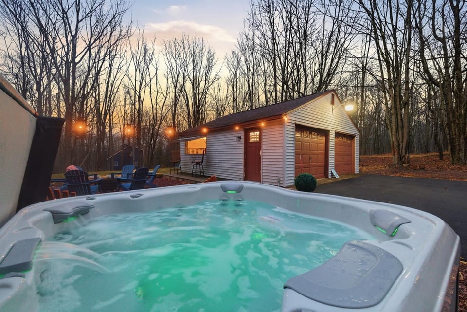 FUN Kid's Bedroom & Game Room Hot Tub & FirePit House in Tunkhannock Township