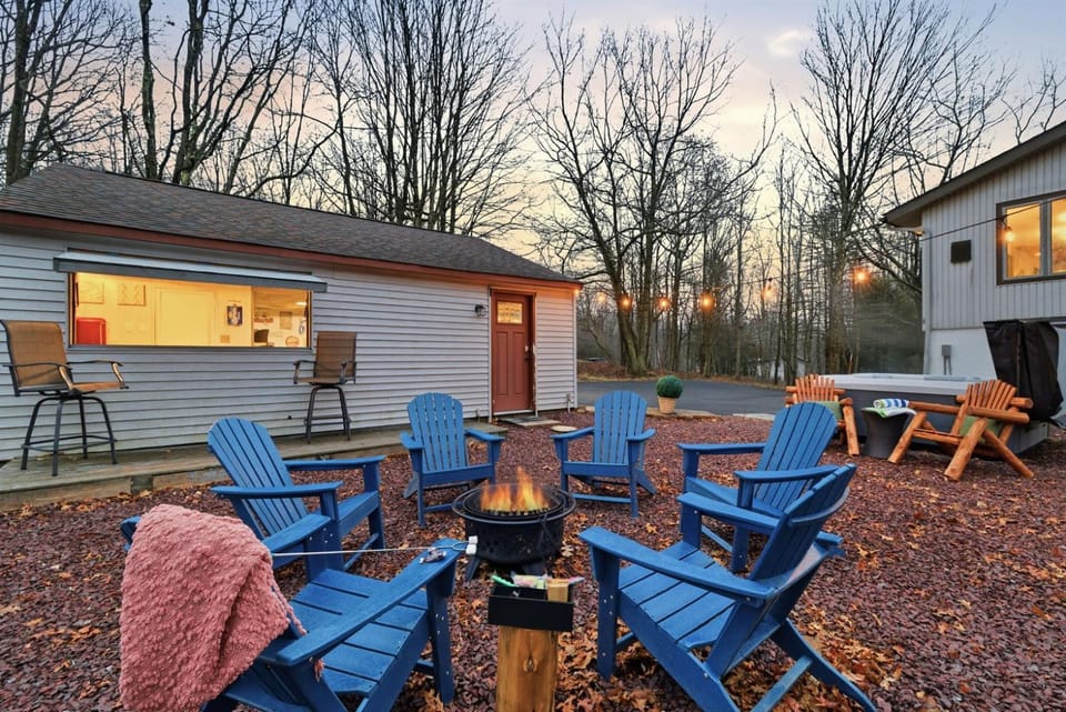 BEST GameRoom & Kids Bedroom! Hot Tub & FirePit House in Tunkhannock Township