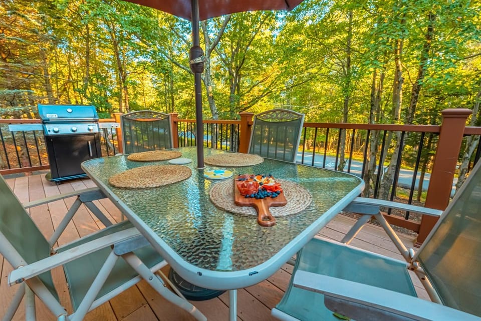 BEST GameRoom & Kids Bedroom! Hot Tub & FirePit House in Tunkhannock Township