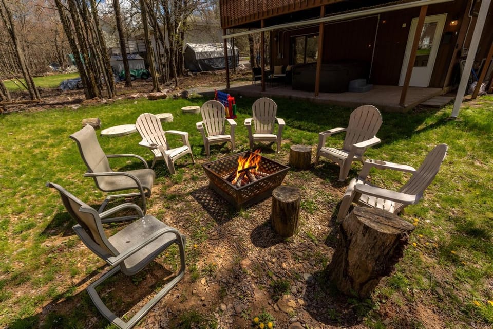Pickleball Pool Table Hot Tub FirePit King Bed House in Tunkhannock Township