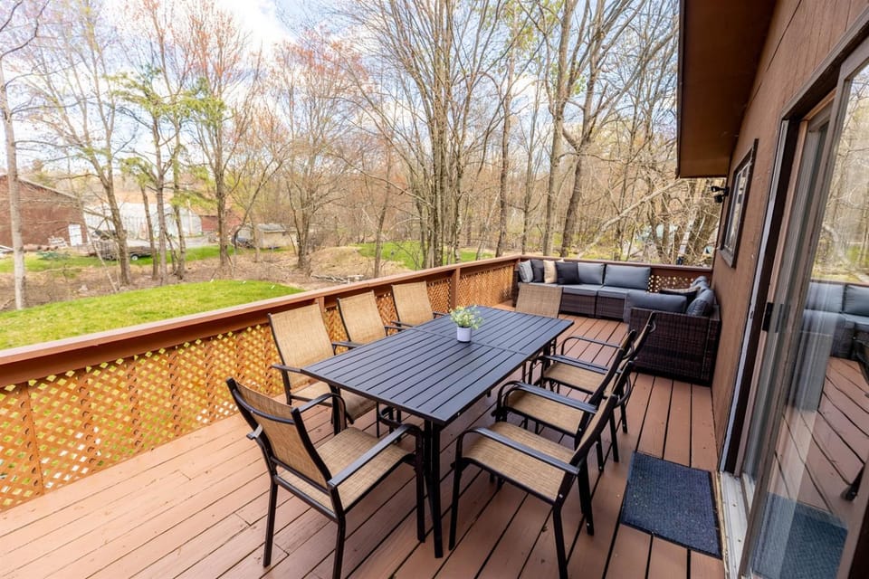 Pickleball Pool Table Hot Tub FirePit King Bed House in Tunkhannock Township