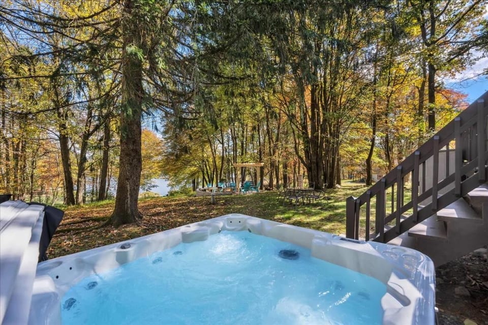 Private DockLakefrontHot TubKayaksFire Pit House in Tunkhannock Township