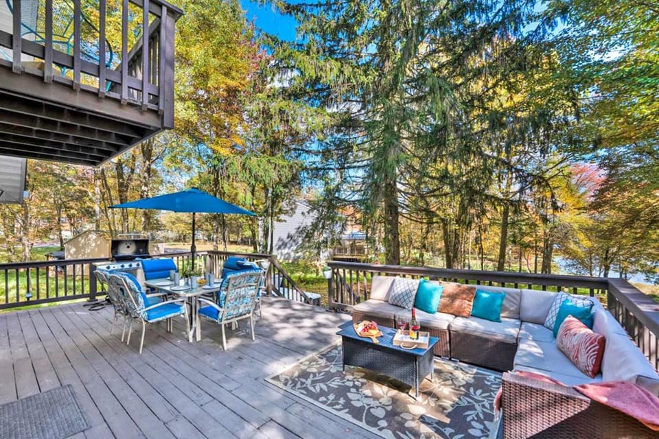 Private DockLakefrontHot TubKayaksFire Pit House in Tunkhannock Township