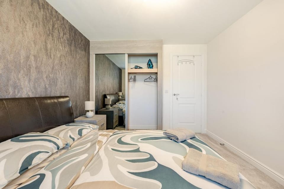 Bed, Photo of the whole room, Bedroom, towels, wardrobe