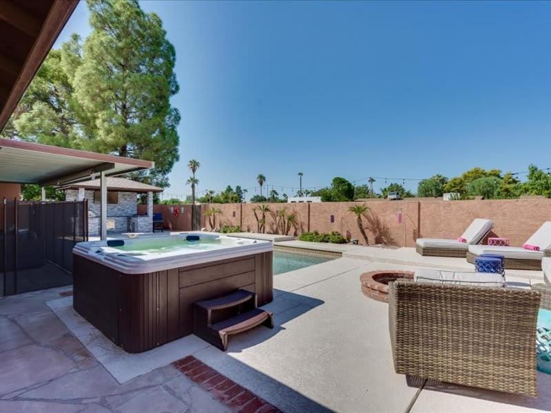 Huge Pool Hot Tub Outdoor Kitchen Pool Table House in Scottsdale
