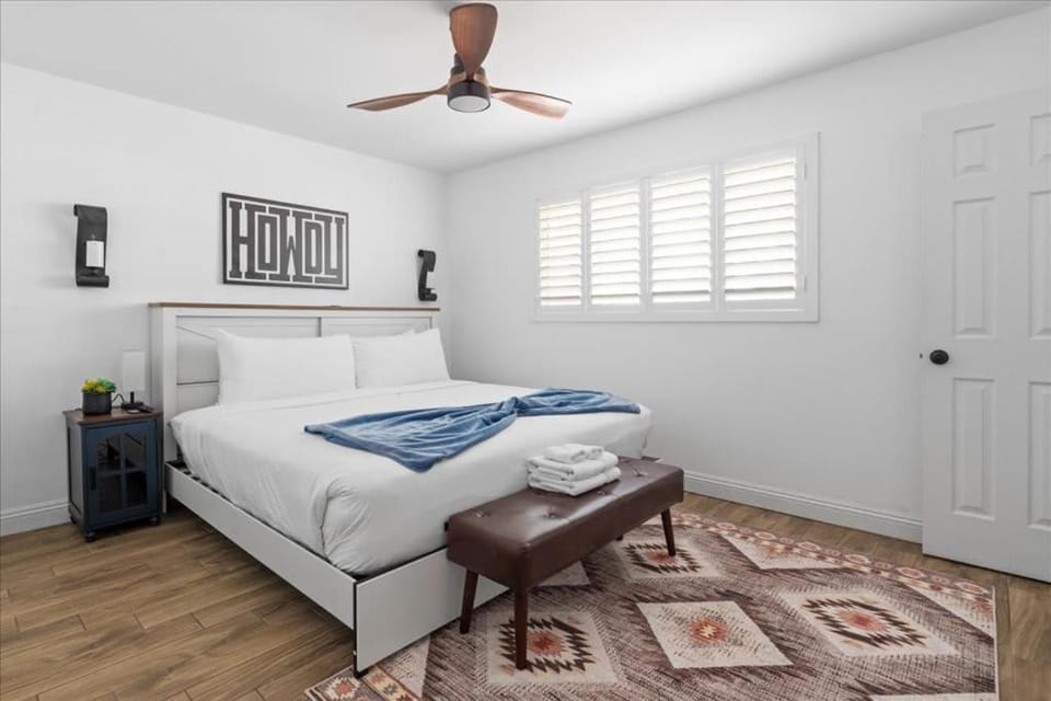 Villa Sorriso Stylish 3BR Home with Backyard Fun House in Tempe