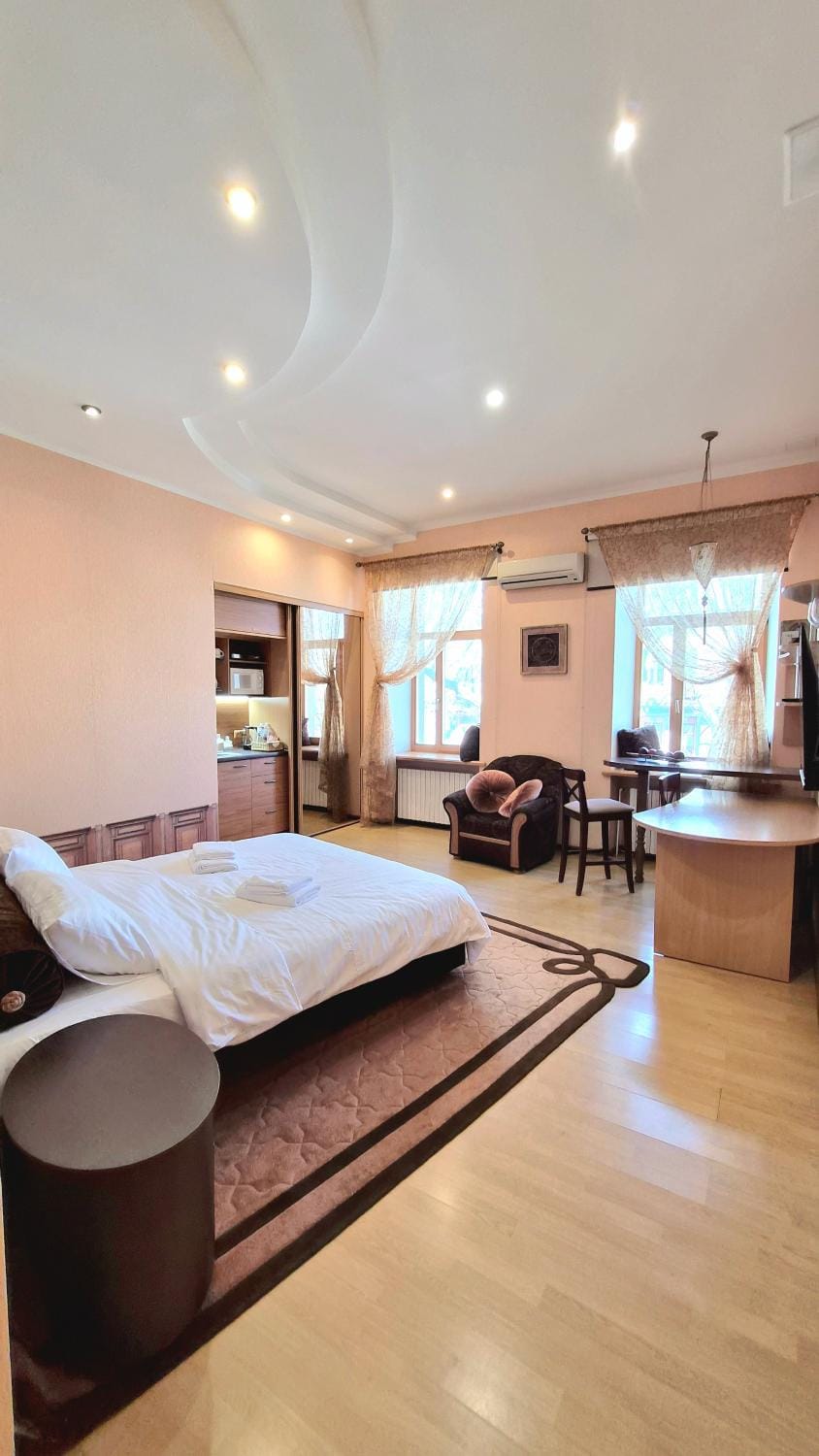 View (from property/room), Kitchen or kitchenette, Dining area, Bedroom, heating, towels