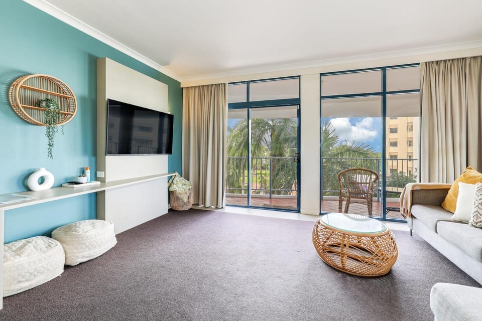 Communal lounge/ TV room, TV and multimedia, Living room, Seating area, Evening entertainment