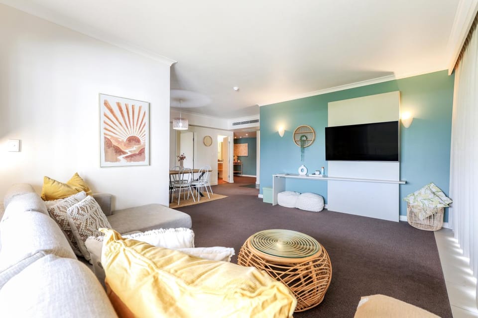 Communal lounge/ TV room, TV and multimedia, Living room, Seating area, Evening entertainment