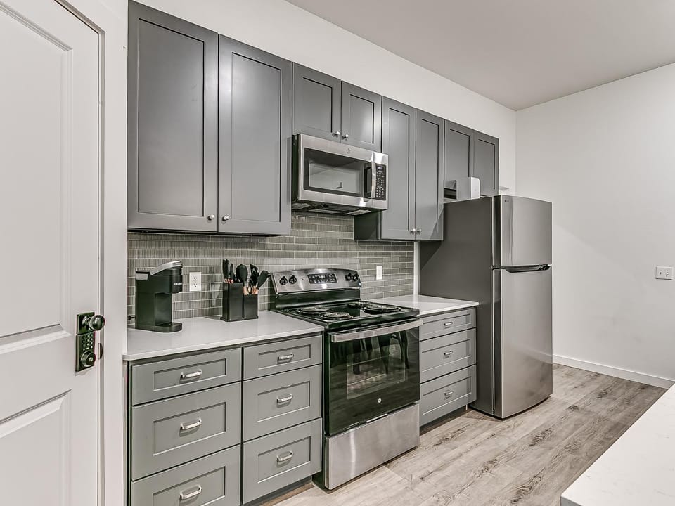 Coffee/tea facilities, Kitchen or kitchenette, microwave, storage