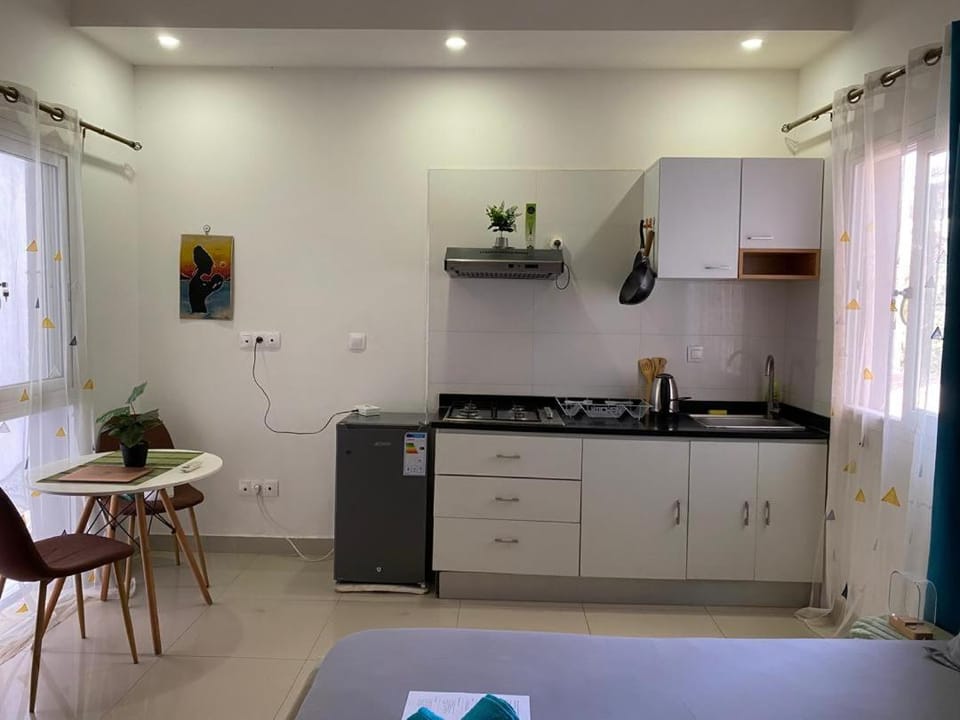Kitchen or kitchenette, Dining area