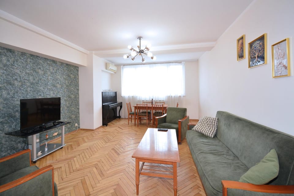 TV and multimedia, Living room, Evening entertainment