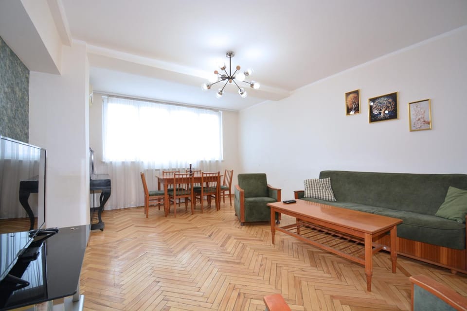 Communal lounge/ TV room, TV and multimedia, Living room, Seating area, Dining area