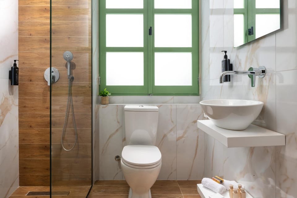 Shower, Toilet, Bathroom, towels