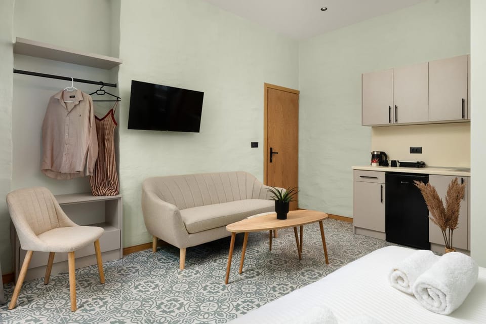 TV and multimedia, Kitchen or kitchenette, Living room, Photo of the whole room, Bedroom, wardrobe