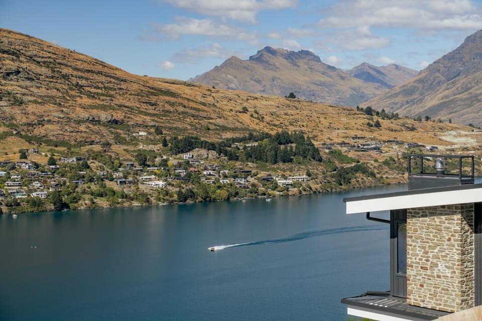 Summit Haven – Centre | 5BR New Build | 2 Spas House in Queenstown