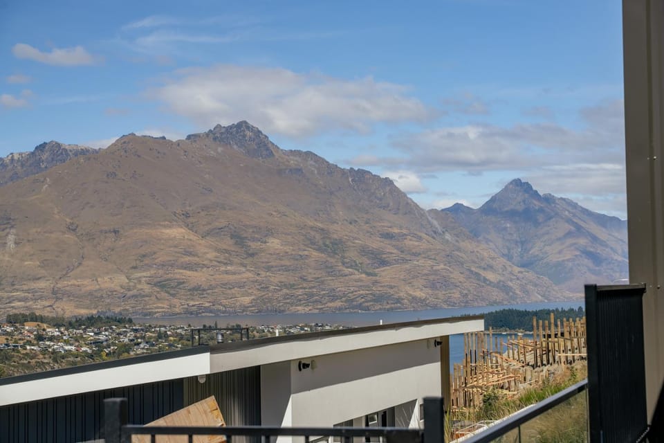 Summit Haven – Centre | 5BR New Build | 2 Spas House in Queenstown