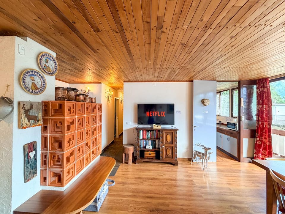 Communal lounge/ TV room, Library, TV and multimedia, Living room, Seating area, Evening entertainment, hair dresser