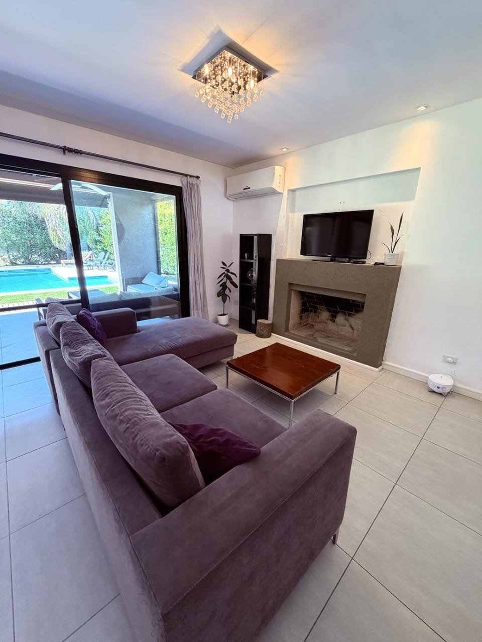 TV and multimedia, Living room, Pool view