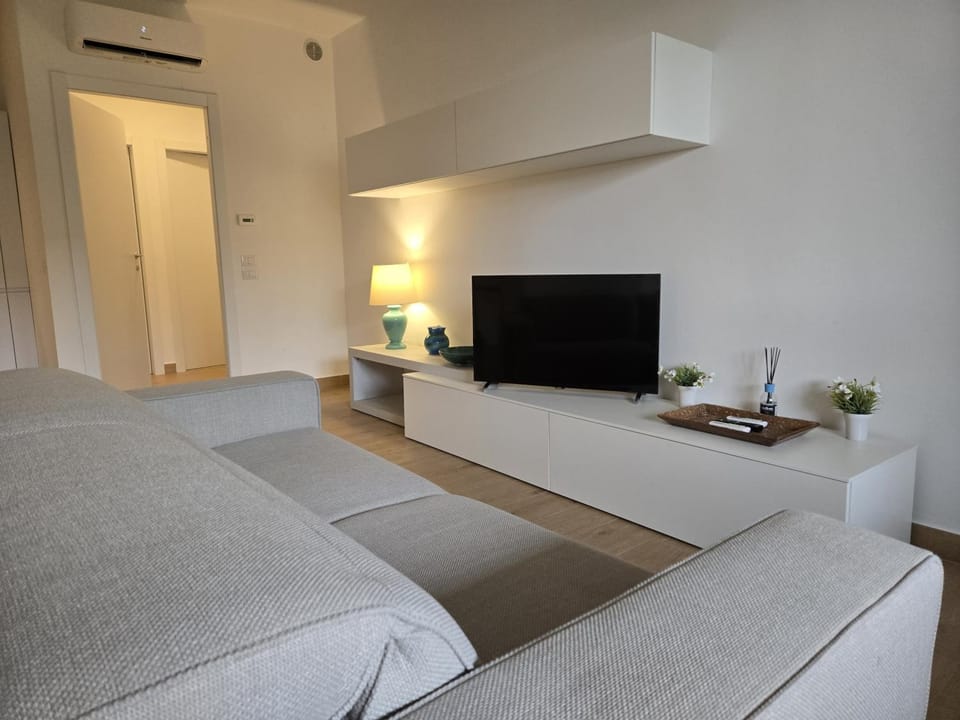 Bed, TV and multimedia, Living room, Evening entertainment