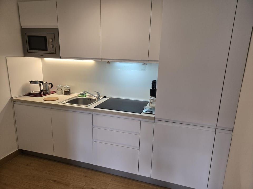Coffee/tea facilities, Kitchen or kitchenette, stove