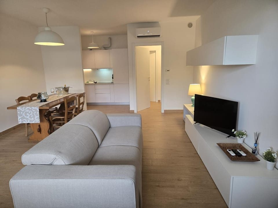 TV and multimedia, Kitchen or kitchenette, Living room, Seating area, Dining area