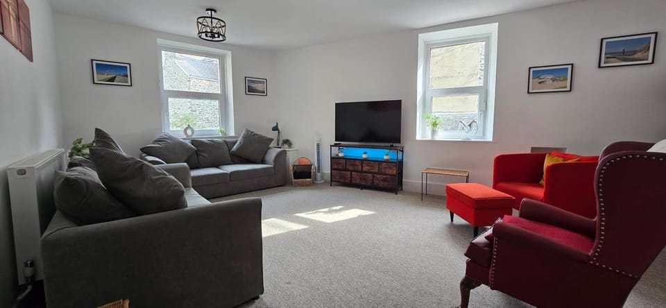 Communal lounge/ TV room, TV and multimedia, Living room, Seating area, Evening entertainment