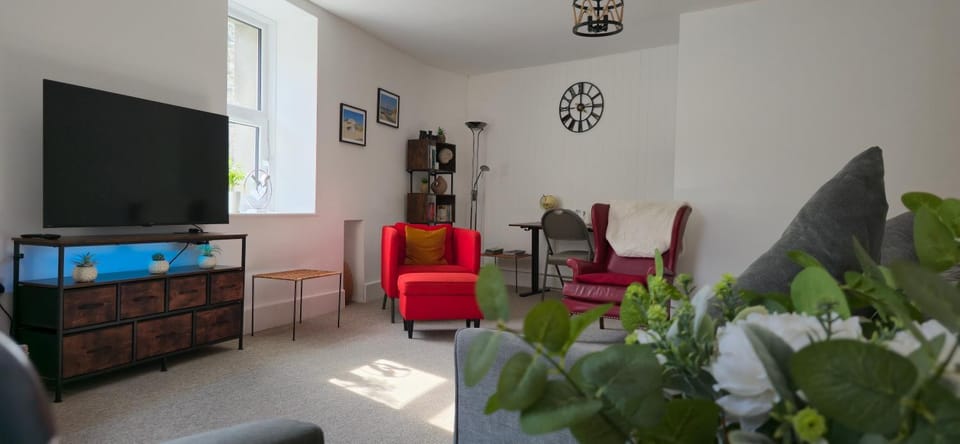 Communal lounge/ TV room, TV and multimedia, Living room, Seating area, Evening entertainment