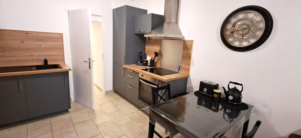Kitchen or kitchenette, oven, stove