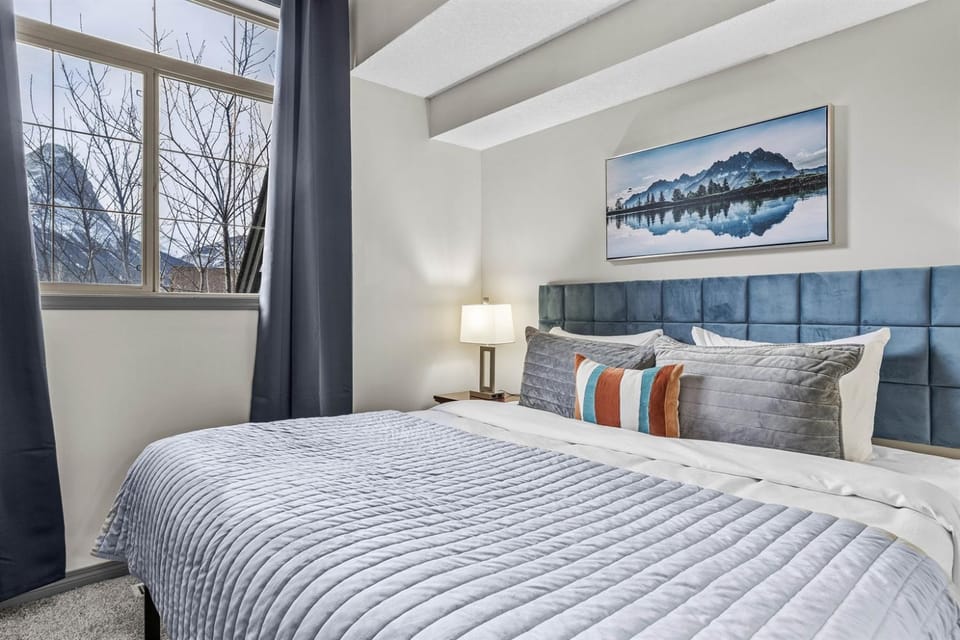 Bedroom, Mountain view