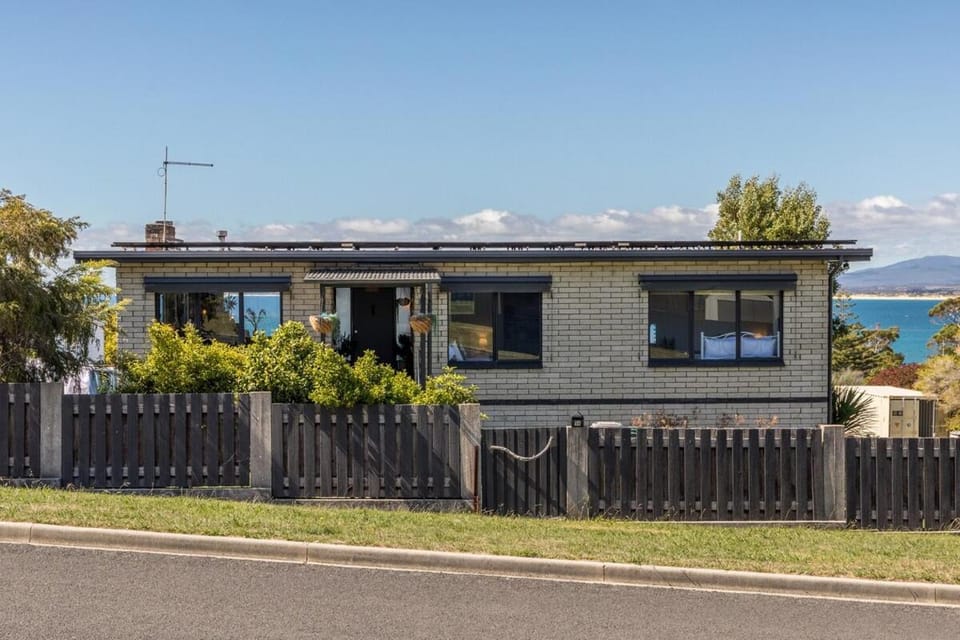 Mermaid Bay Retreat House in Bridport