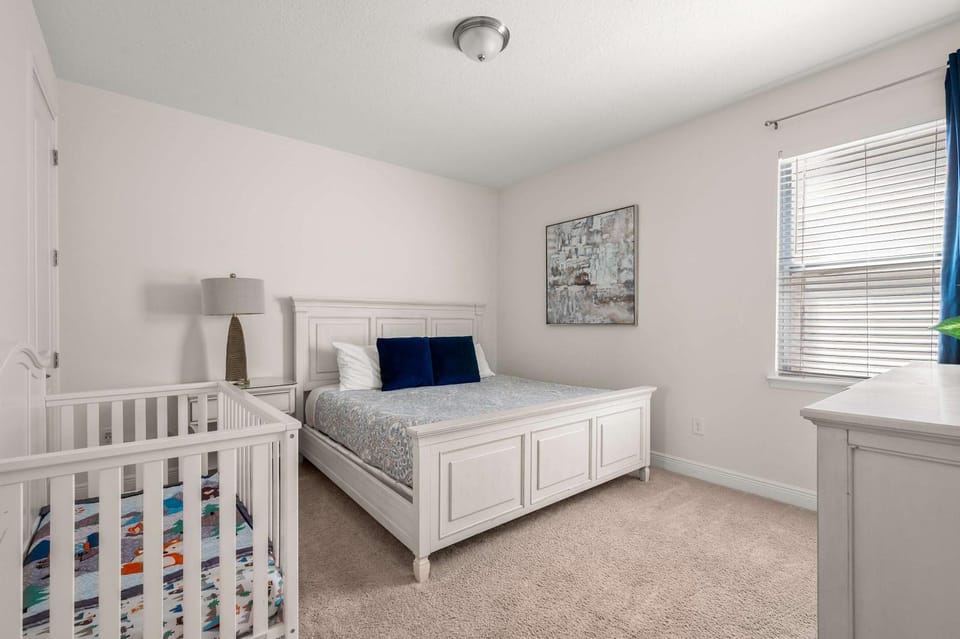 Disney Getaway, Heated Pool & Outdoor Cinema House in Osceola County
