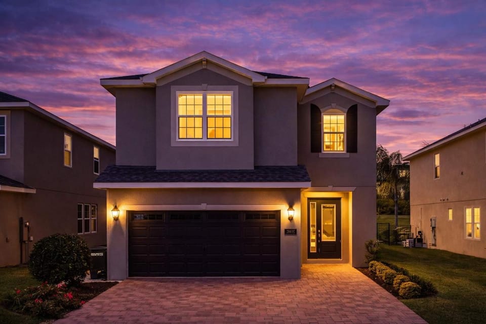 Disney Getaway, Heated Pool & Outdoor Cinema House in Osceola County