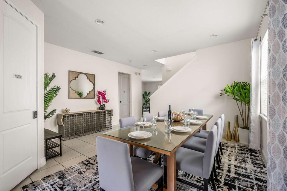Disney Getaway, Heated Pool & Outdoor Cinema House in Osceola County