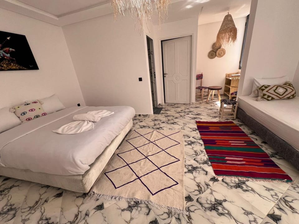 Bed, Living room, Bedroom, towels