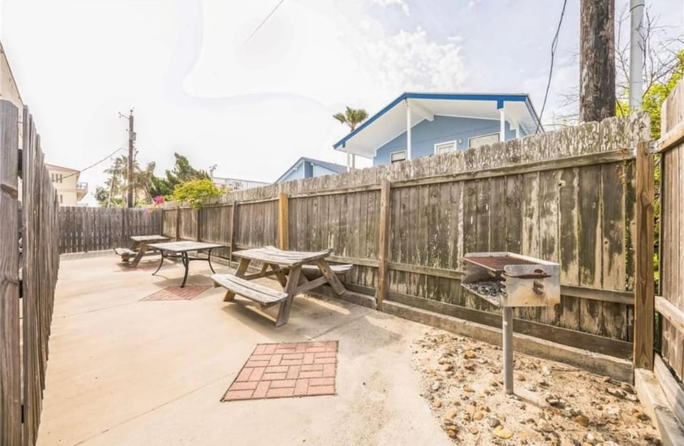 Cozy 1 bedroom condo thats 2 min away from beach House in South Padre Island