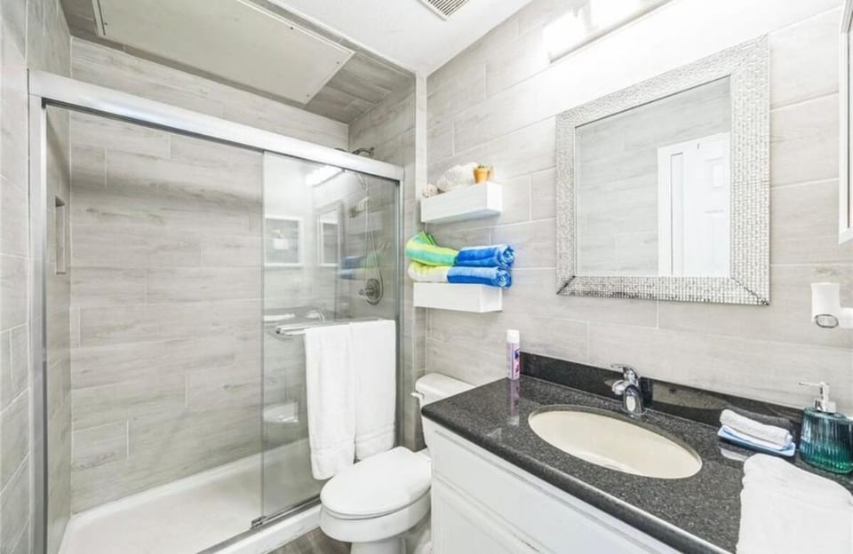 Cozy 1 bedroom condo thats 2 min away from beach House in South Padre Island